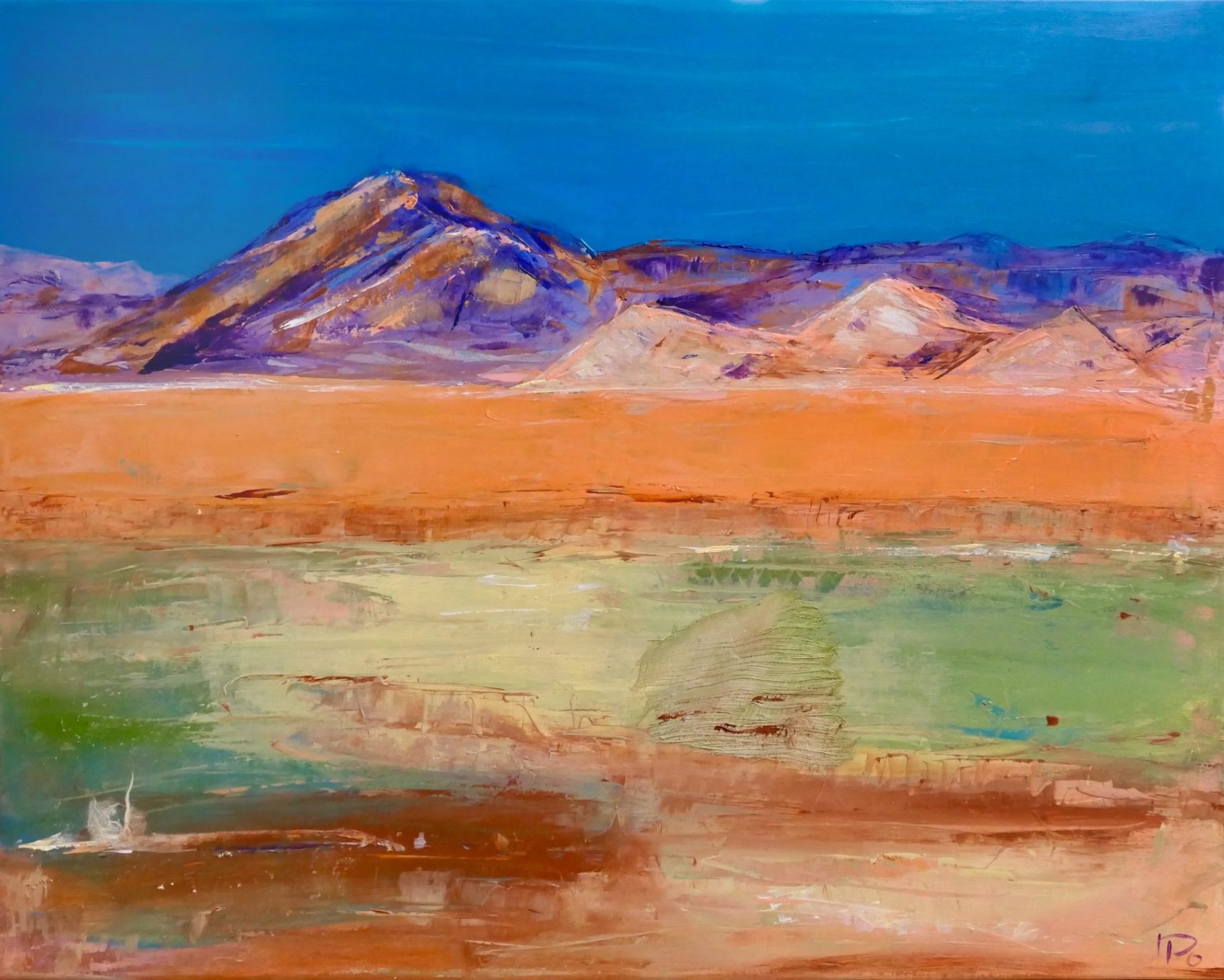 Abstrakte Landschaft mit bunten Bergen, orangefarbenem Sand und grünem Gras.