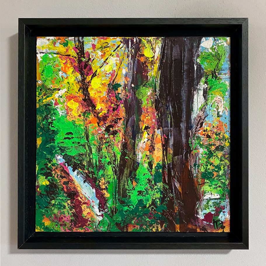 Kleines Waldbild mit Rahmen Nr. 3 | 30x30cm Abstrakte Malerei eines lebhaften Waldes mit bunten Bäumen und üppigem Grün.