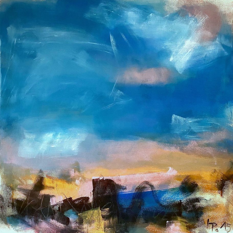 Abstrakte Landschaft mit blauen Himmel, sanften Wolken und warmen Erdtönen.