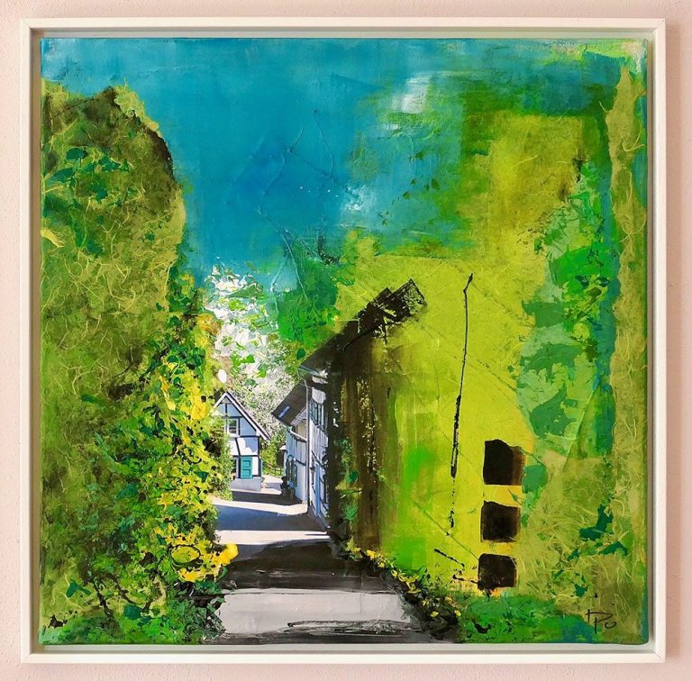 Bunte Gasse mit grüner Wand und blauen Himmel, umgeben von Bäumen.