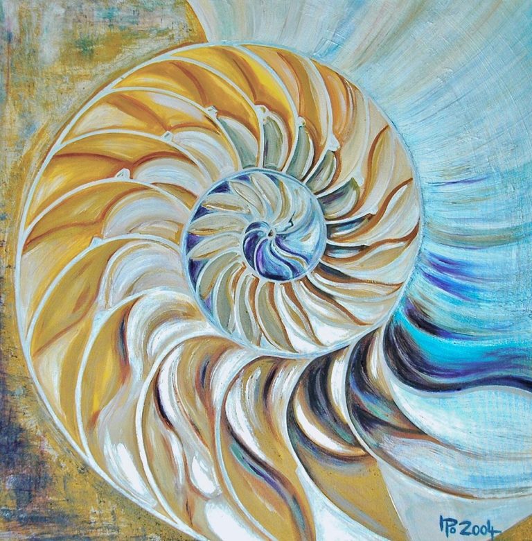 Goldene Spirale mit blauen und weißen Farbtönen auf abstraktem Hintergrund.