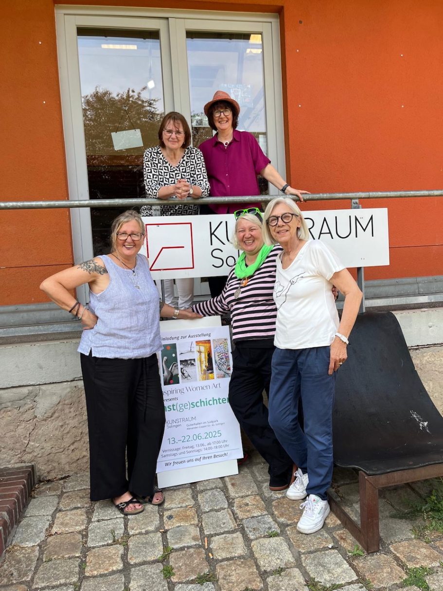 Fünf Frauen posieren vor einem Gebäude mit einem Schild "Kulturraum".