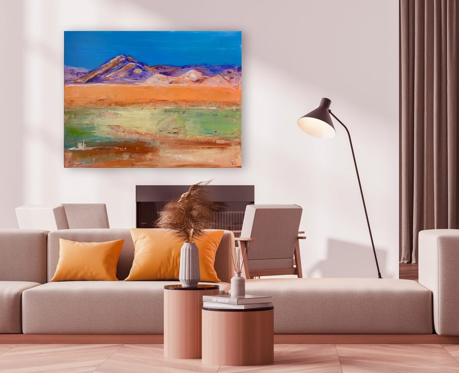 Moderne Wohnräume mit orangefarbenen Kissen, Stehlampe und abstractem Gemälde.