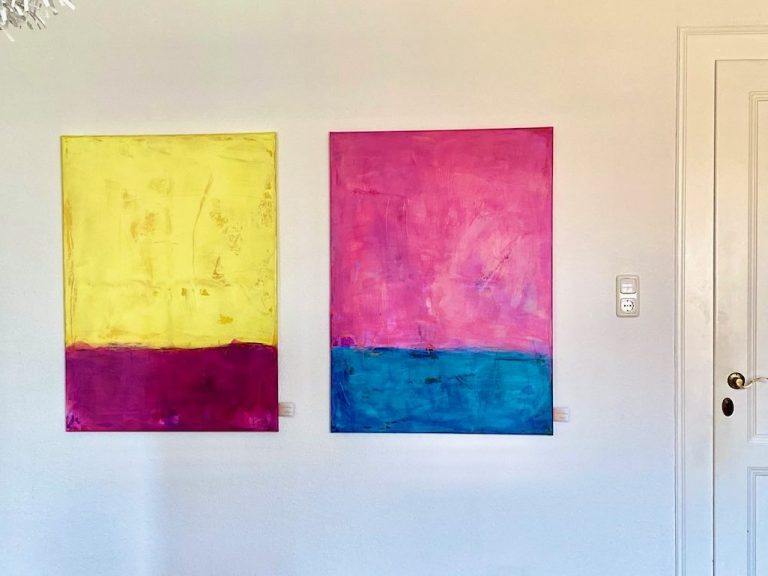 Zwei abstrakte Gemälde: links in Gelb und Magenta, rechts in Pink und Blau.
