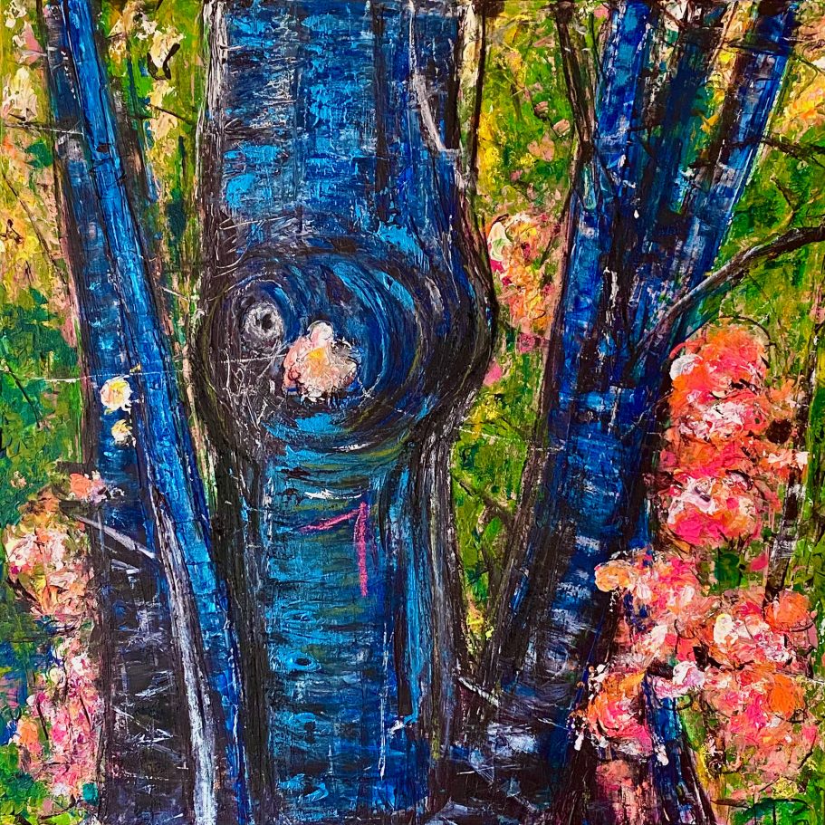 Blaue Baumstämme im Wald | 80x80cm Bunter Baumstamm umgeben von grünen Blättern und rosa Blüten.