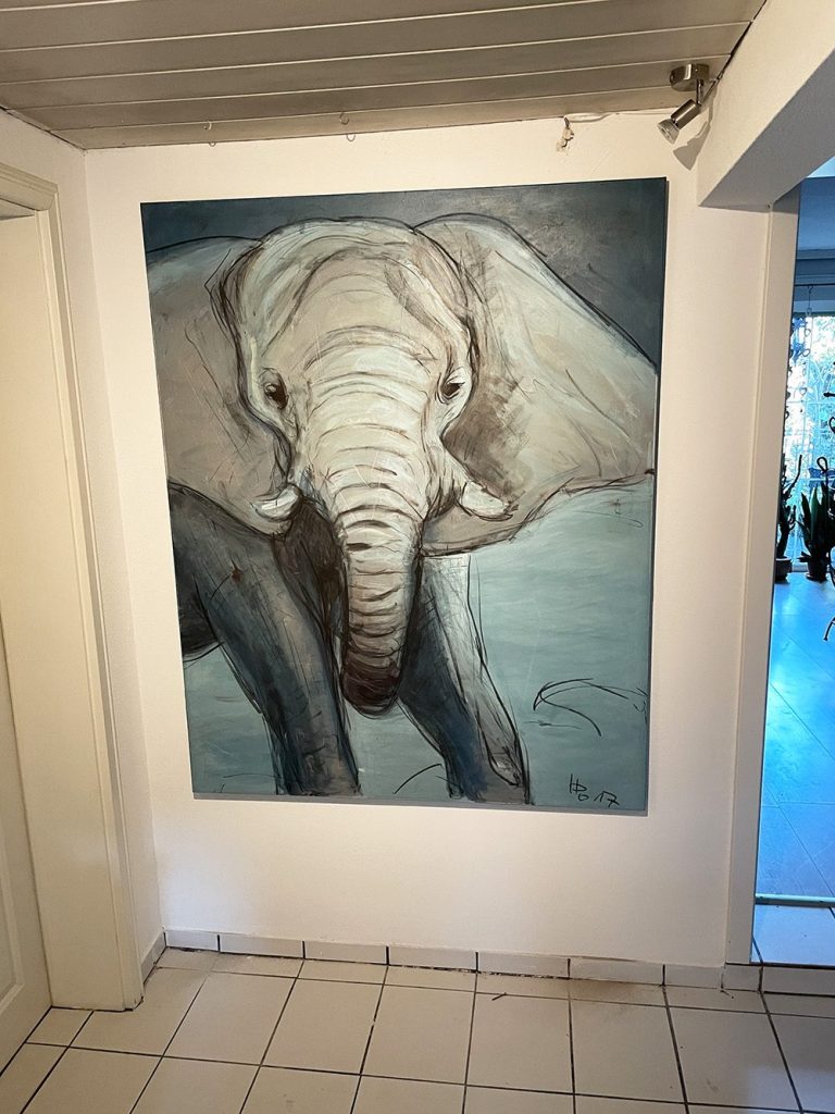 Ein großes Wandbild eines Elefanten in einem hellen Flur.