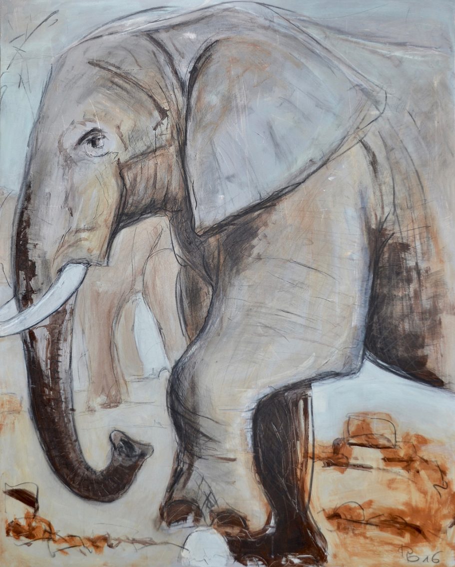 Elefant groß | 120x50cm Ein grauer Elefant steht auf einer erdigen Fläche, umgeben von sanften Farbtönen.