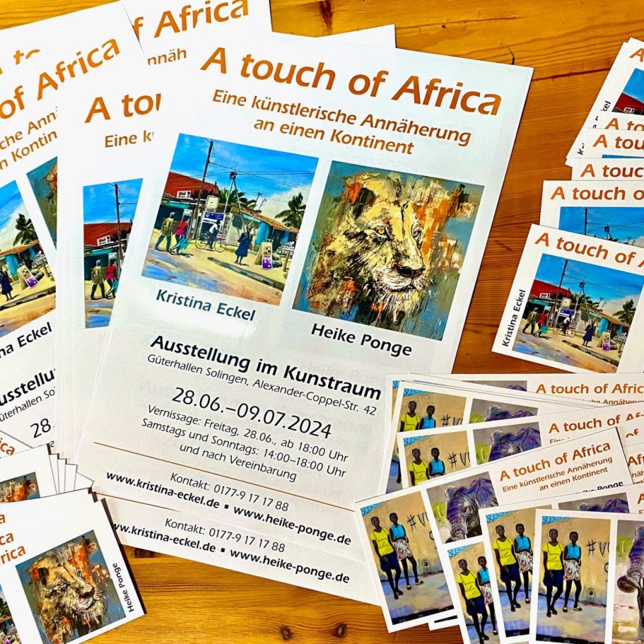 Flyer und Karten für die Ausstellung "A touch of Africa" mit bunten Motiven und Informationen.