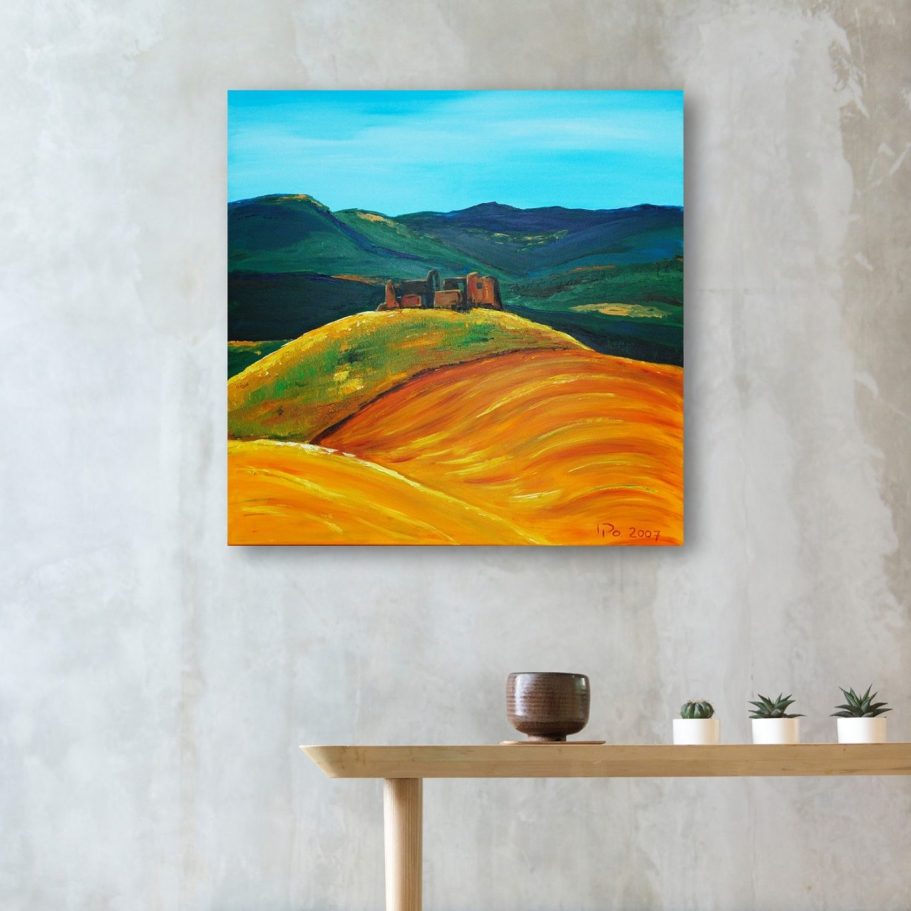 Zwei abstrakte Gemälde über einem orangefarbenen Sofa vor einer dunklen Wand.