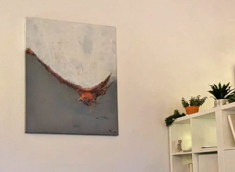 Gemälde eines fliegenden Vogels vor einem hellen Hintergrund. Pflanzen im Regal.