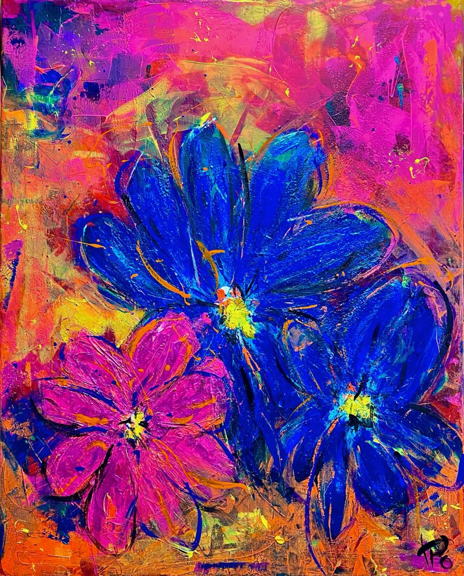 3 Blüten | 80x100cm Bunte abstrakte Darstellung von blauen und rosa Blumen auf lebhaftem Hintergrund.