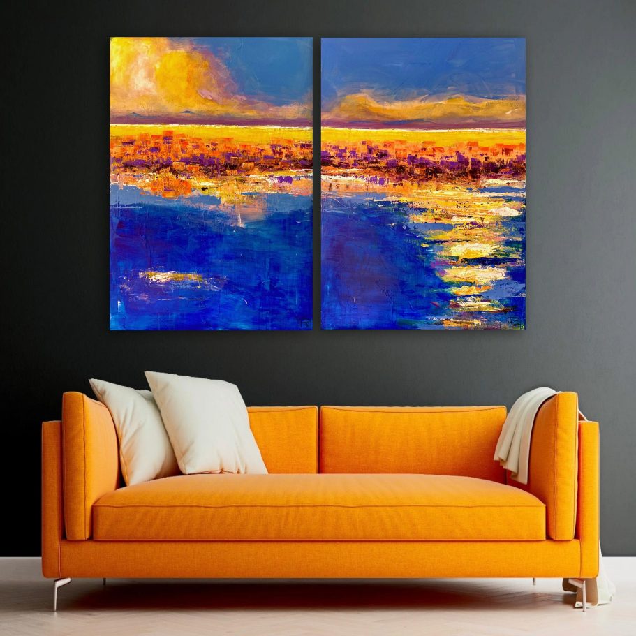 Zwei abstrakte Gemälde über einem orangefarbenen Sofa vor einer dunklen Wand.