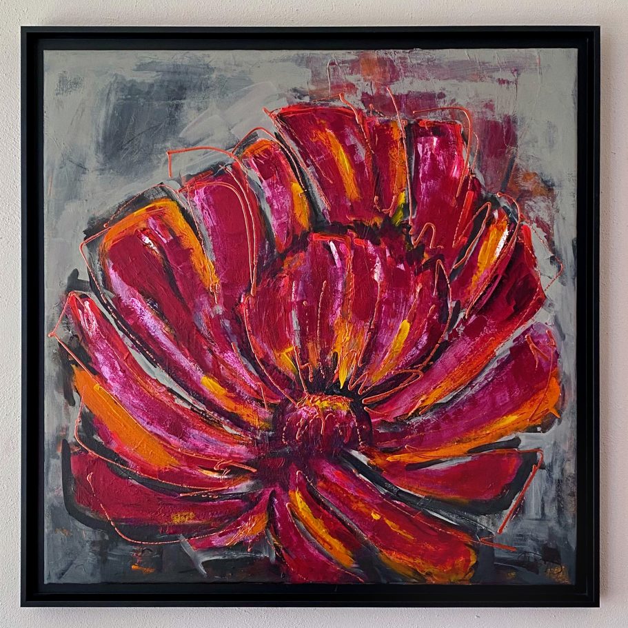 Blüte in Fuchsia mit Rahmen | 80x80cm Vibrante abstrakte Blüte in Rot- und Orangetönen auf grauem Hintergrund.